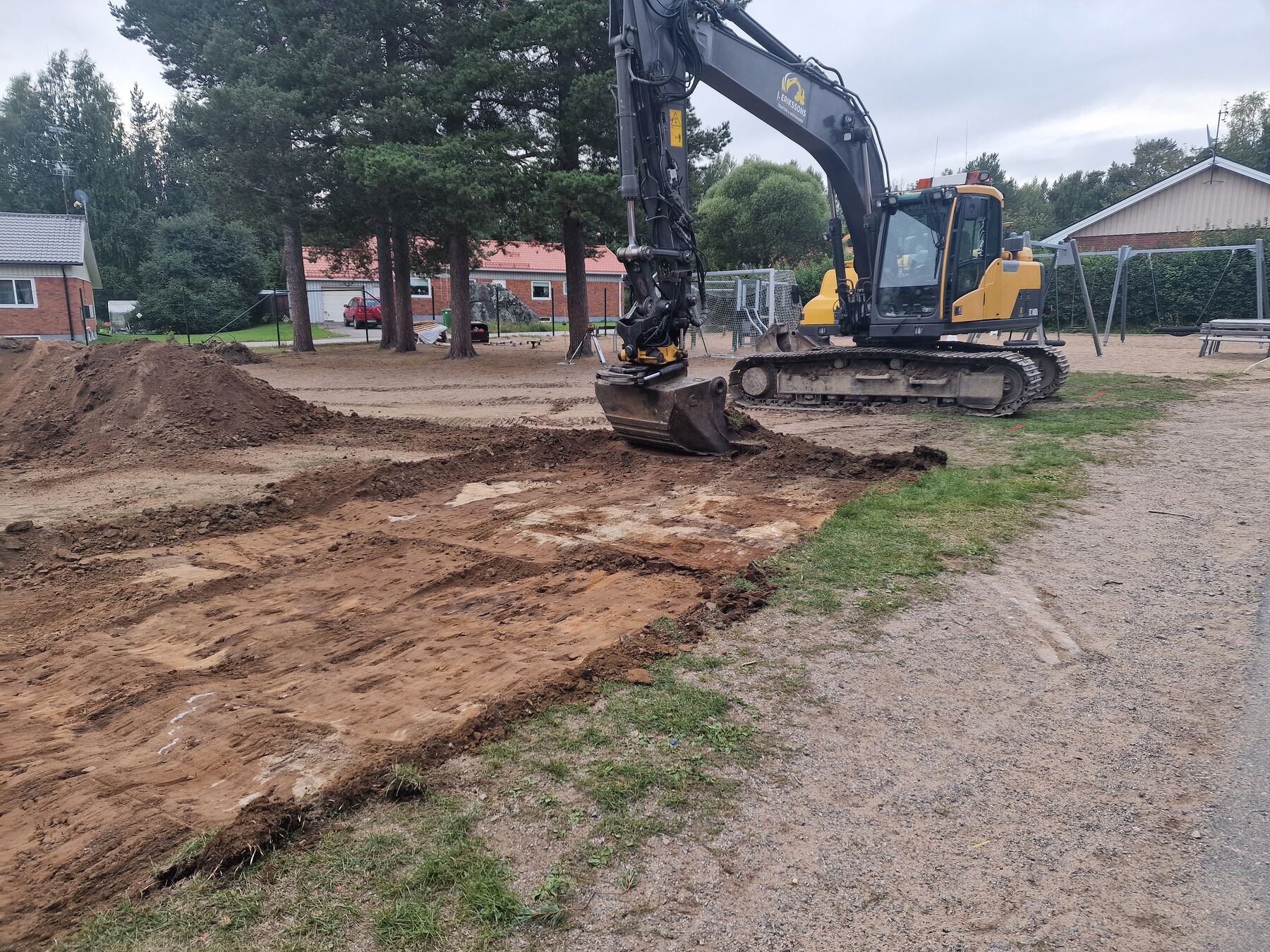 Nyschaktad tomtyta efter grävarbete