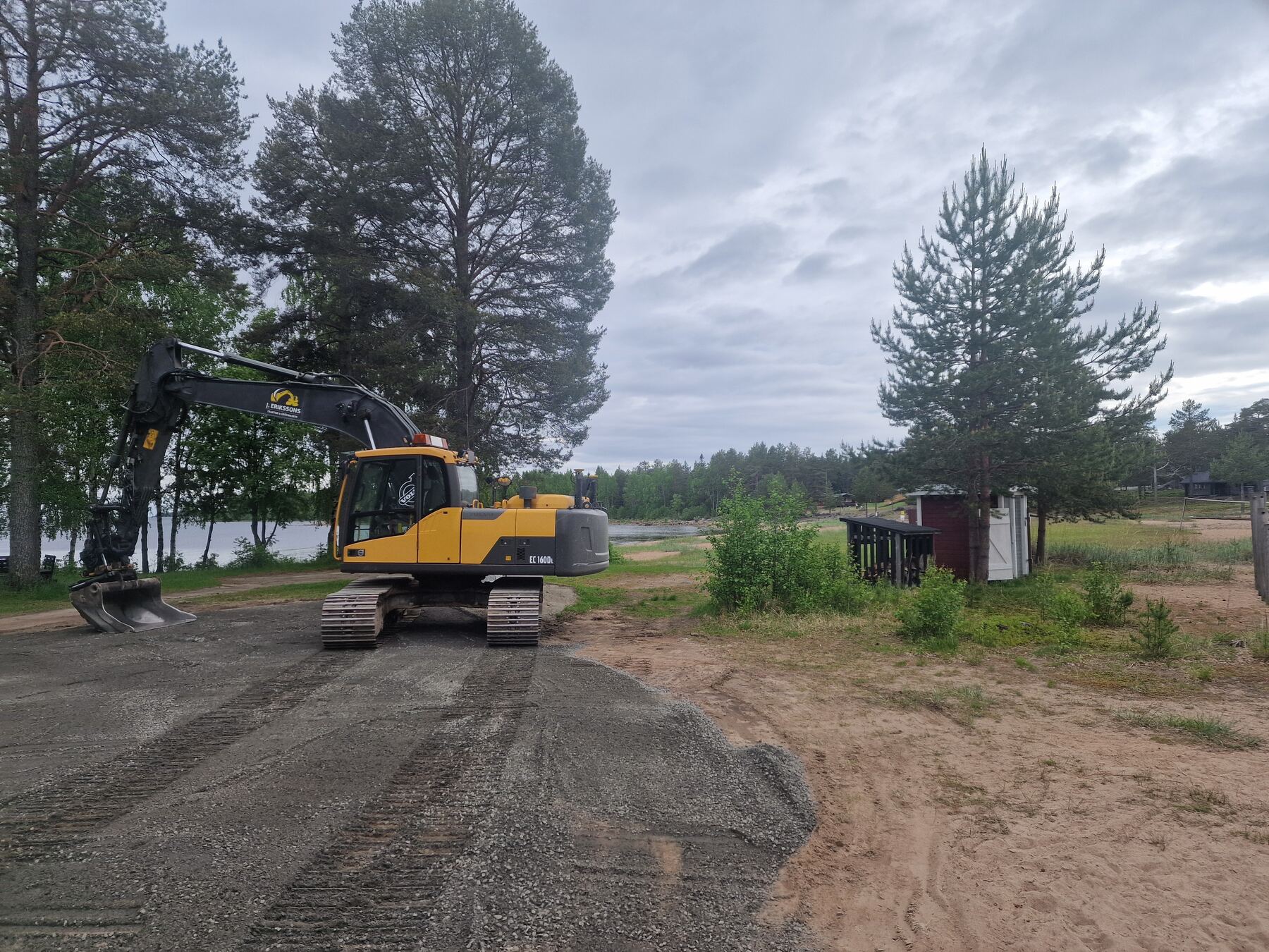 Grävmaskin på färdigplanerad grusyta